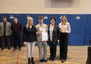 Zdjęcie grupowe nauczycieli i uczniów z nagrodami