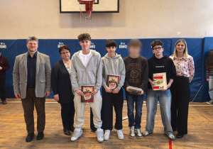 Zdjęcie grupowe nauczycieli i uczniów z nagrodami