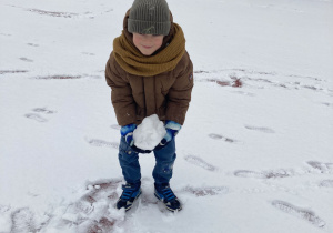 Dzieci bawiące się na śniegu