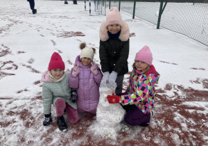 Dzieci lecpiące bałwana