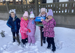 Dzieci bawiące się na śniegu