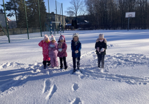 Dzieci bawiące się na śniegu