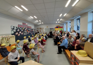 Zdjęcie grupowe dzieci oraz ich babć i dziadków