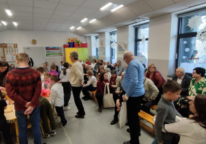 Zdjęcie grupowe dzieci oraz ich babć i dziadków