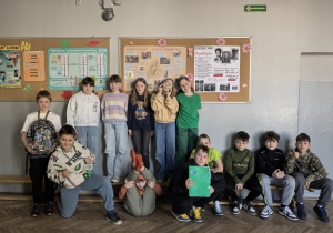 Zdjęcie grupowe uczniów w kolorowych strojach