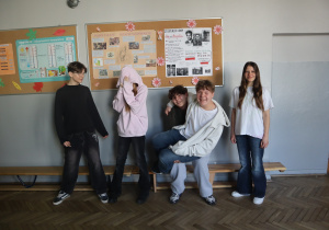 Zdjęcie grupowe uczniów w kolorowych strojach