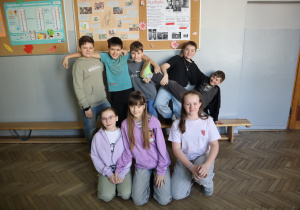 Zdjęcie grupowe uczniów w kolorowych strojach