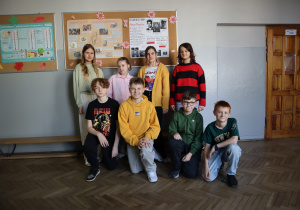 Zdjęcie grupowe uczniów w kolorowych strojach