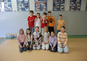Zdjęcie grupowe uczniów w kolorowych strojach