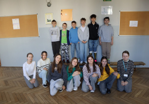 Zdjęcie grupowe uczniów w kolorowych strojach
