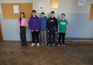 Zdjęcie grupowe uczniów w kolorowych strojach