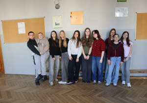 Zdjęcie grupowe uczniów w kolorowych strojach