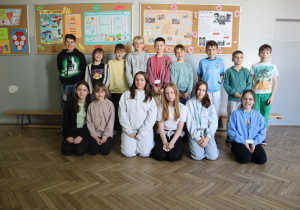 Zdjęcie grupowe uczniów w kolorowych strojach