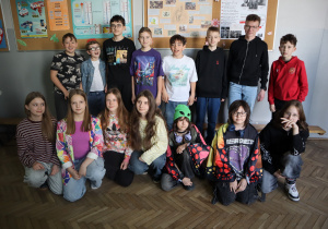 Zdjęcie grupowe uczniów w kolorowych strojach