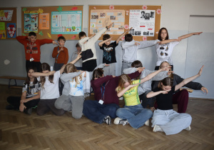 Zdjęcie grupowe uczniów w kolorowych strojach