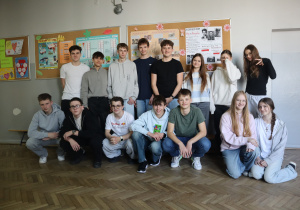 Zdjęcie grupowe uczniów w kolorowych strojach