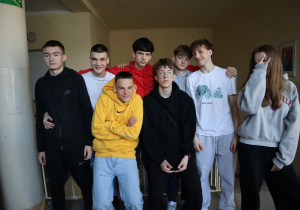 Zdjęcie grupowe uczniów w kolorowych strojach