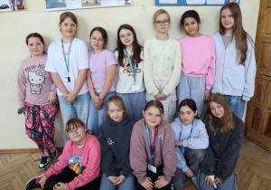Zdjęcie grupowe uczniów w kolorowych strojach