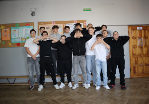 Zdjęcie grupowe uczniów w kolorowych strojach