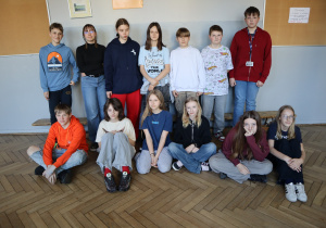 Zdjęcie grupowe uczniów w kolorowych strojach