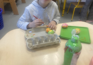 Przedszkolak w czasie wykonywania prac plastycznych