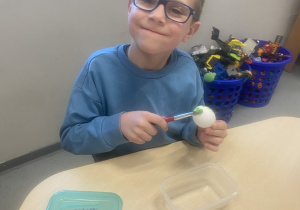 Przedszkolak w czasie wykonywania prac plastycznych