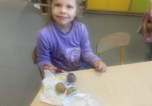 Przedszkolak w czasie wykonywania prac plastycznych