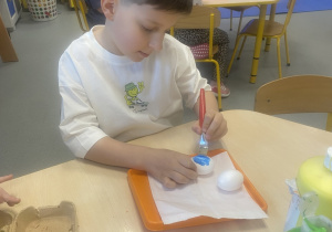 Przedszkolak w czasie wykonywania prac plastycznych