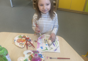 Przedszkolak w czasie wykonywania prac plastycznych