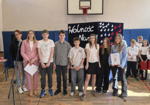 Zdięcie grupowe uczniów i nauczycieli