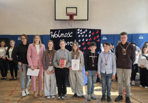 Zdięcie grupowe uczniów i nauczycieli