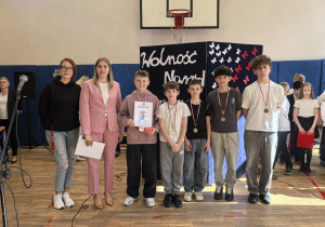 Zdięcie grupowe uczniów i nauczycieli