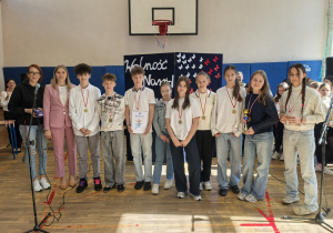 Zdięcie grupowe uczniów i nauczycieli