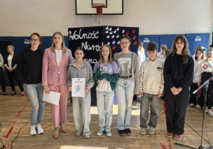 Zdięcie grupowe uczniów i nauczycieli