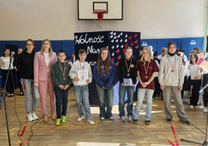 Zdięcie grupowe uczniów i nauczycieli