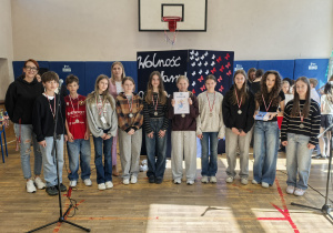 Zdięcie grupowe uczniów i nauczycieli