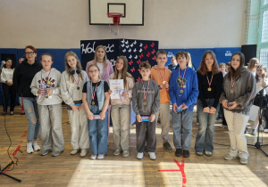 Zdięcie grupowe uczniów i nauczycieli