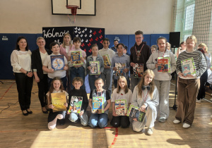 Zdięcie grupowe uczniów i nauczycieli