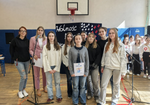 Zdięcie grupowe uczniów i nauczycieli