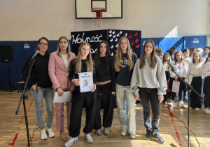 Zdięcie grupowe uczniów i nauczycieli