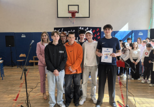 Zdięcie grupowe uczniów i nauczycieli