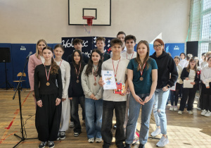 Zdięcie grupowe uczniów i nauczycieli