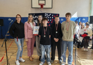 Zdięcie grupowe uczniów i nauczycieli