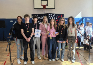 Zdięcie grupowe uczniów i nauczycieli