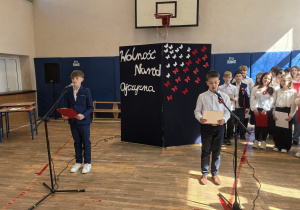 Uczniowie występujący w czasie apelu