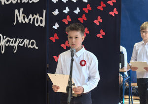 Uczniowie występujący w czasie apelu