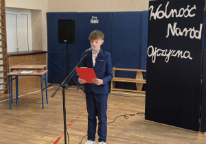 Uczniowie występujący w czasie apelu