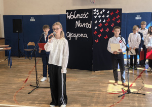 Uczniowie występujący w czasie apelu