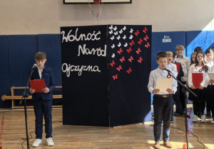 Uczniowie występujący w czasie apelu