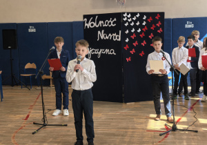 Uczniowie występujący w czasie apelu